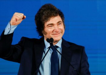 Milei organiza su comitiva para la entronización del nuevo Papa, coincidiendo con las elecciones en CABA