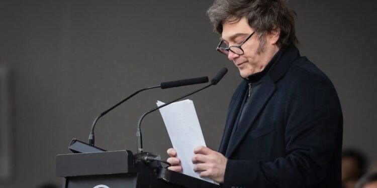 Milei pierde aprobación y crece la percepción negativa sobre la economía, pero su espacio sigue liderando en intención de voto