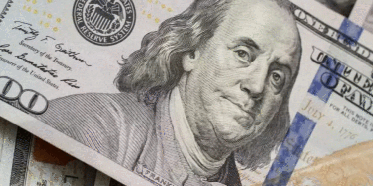 El dólar oficial revirtió la suba inicial y se valor igualó al del blue