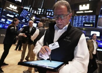 Acciones y bonos argentinos caen en Wall Street y el riesgo país se aproxima a 1.100 puntos