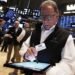 Acciones y bonos argentinos caen en Wall Street y el riesgo país se aproxima a 1.100 puntos