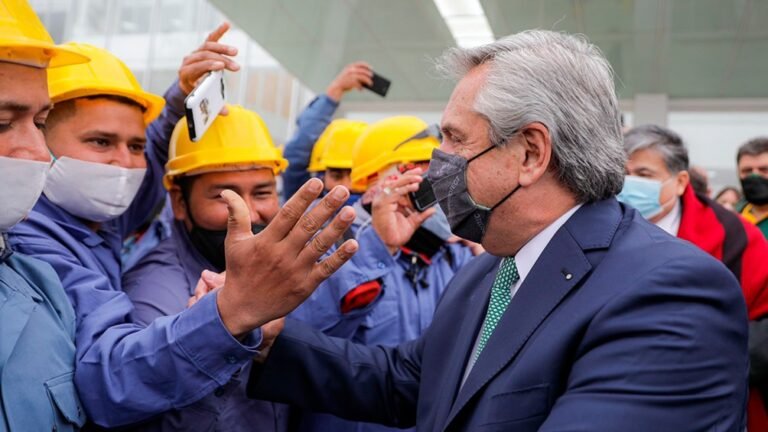 Alberto Fernández, en José C. Paz: “Cumpliré con mi compromiso de poner a la Argentina de pie” Alberto Fernández, en José C. Paz: “Cumpliré con mi compromiso de poner a la Argentina de pie”