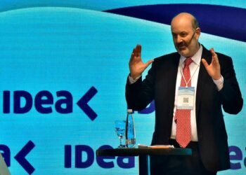 En su lucha contra la reducción del Estado, Sturzenegger subió al ring a Kicillof