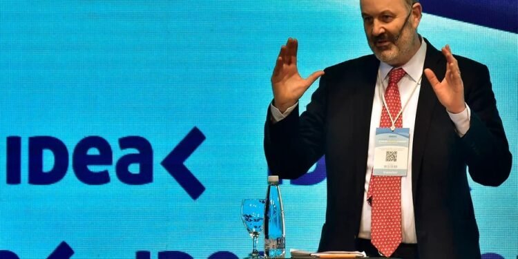 En su lucha contra la reducción del Estado, Sturzenegger subió al ring a Kicillof