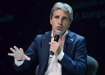 Caputo viajará a Washington y Davos con Milei, antes de retomar la negociación con el FMI