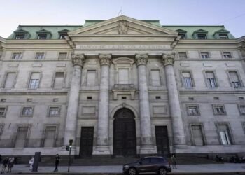 Javier Milei firmó el decreto que transforma al Banco Nación en una sociedad anónima