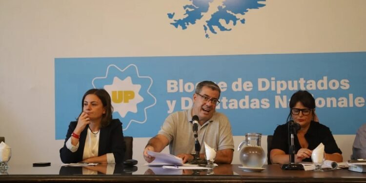 Unión por la Patria formalizó el pedido de juicio político contra Milei