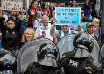 Día de violencia dentro y fuera del Congreso: agredieron a jubilada, hirieron a fotógrafo y hubo cacerolazos