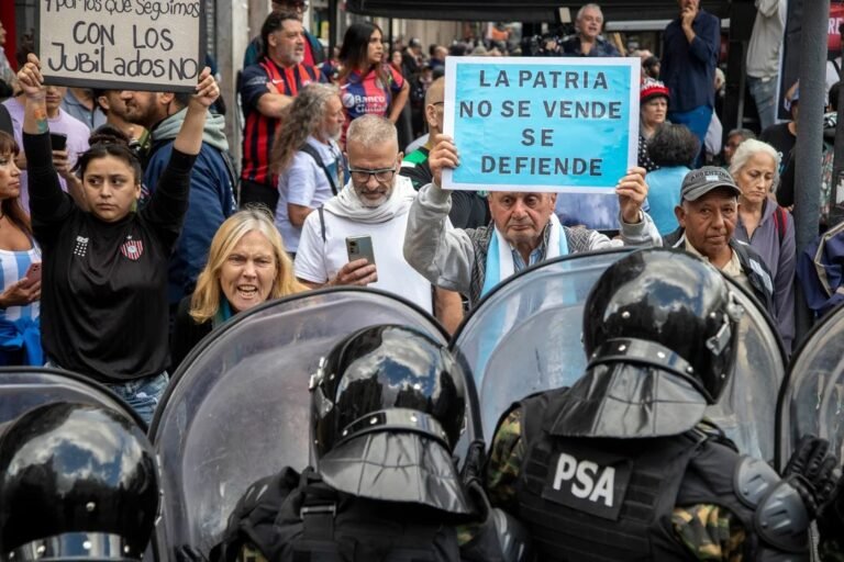 Día de violencia dentro y fuera del Congreso: agredieron a jubilada, hirieron a fotógrafo y hubo cacerolazos Día de violencia dentro y fuera del Congreso: agredieron a jubilada, hirieron a fotógrafo y hubo cacerolazos