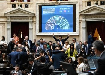 Última encuesta: datos adversos para el Gobierno después de que Diputados aprobara el DNU de Javier Milei