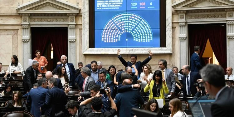 Última encuesta: datos adversos para el Gobierno después de que Diputados aprobara el DNU de Javier Milei