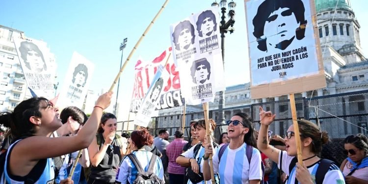 Jubilados y militantes opositores marcharon al Congreso, sin los desmanes de la semana anterior