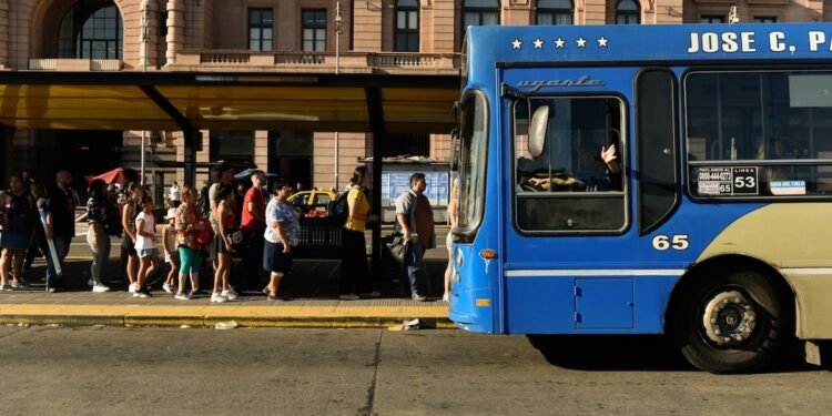 El Gobierno dictó la conciliación obligatoria y este viernes no habrá paro de colectivos