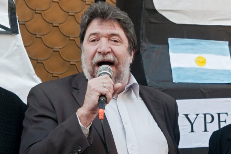 Lanzan una medida cautelar para suspender el DNU de Milei sobre el acuerdo con el FMI por “inconstitucional”