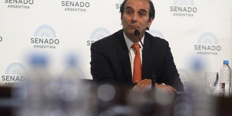 Tras la derrota en el Senado, el juez Ramos Padilla ordenó que García Mansilla no firme más fallos