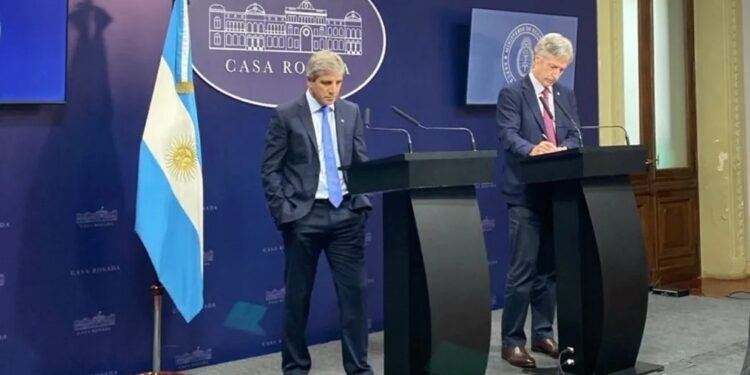 El Gobierno anunció que el lunes se levanta el cepo cambiario con un dólar de hasta $1.400