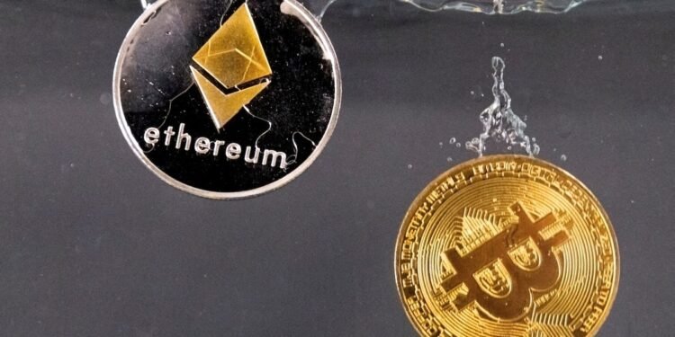 Fuerte caída de Bitcoin y Ether, las dos criptomonedas más importantes, ante la posibilidad de un nuevo “lunes negro”