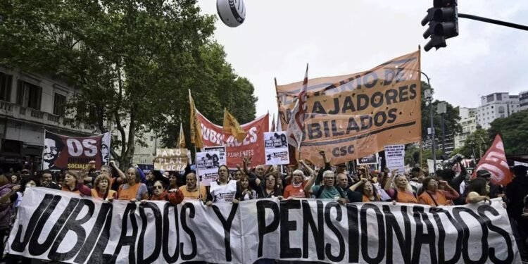 La oposición prepara su nuevo embate contra Javier Milei: moratoria previsional y aumento del bono jubilatorio