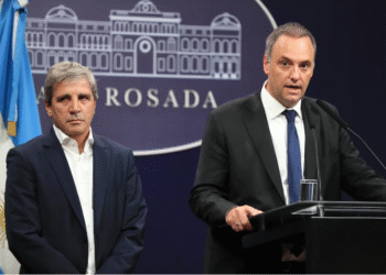 El Gobierno suspendió el anuncio sobre los “dólares en el colchón” y acusó al kirchnerismo de politizar la medida