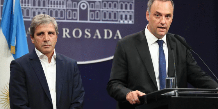 El Gobierno suspendió el anuncio sobre los “dólares en el colchón” y acusó al kirchnerismo de politizar la medida
