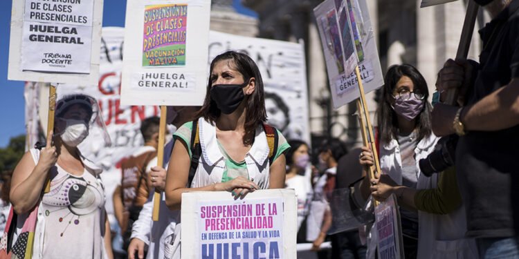 El Gobierno amplía por decreto las restricciones al derecho de huelga y redefine actividades esenciales