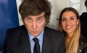 Milei denuncia un “pacto” Kirchner‑Macri que sepultó la Ficha Limpia y buscó dañarlo políticamente