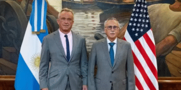 El Gobierno anunció una reforma del sistema sanitario y confirmó la salida de la OMS