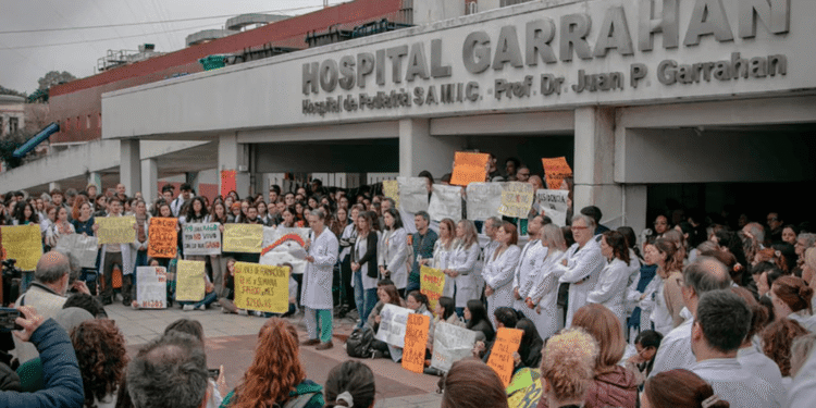 El Hospital Garrahan afirmó que no se interrumpió la atención, pero solicitó el regreso de los residentes