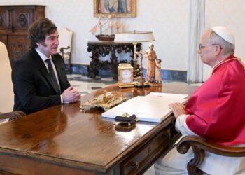 Milei se reunió con el papa León XIV, quien confirmó su visita a Argentina en 2026