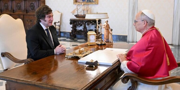Milei se reunió con el papa León XIV, quien confirmó su visita a Argentina en 2026