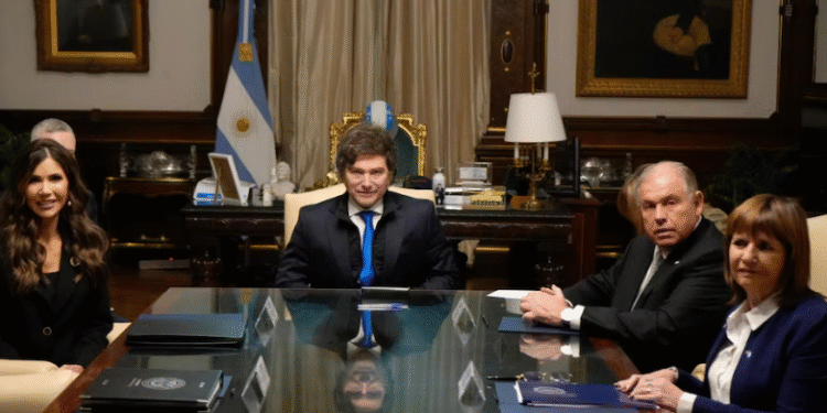 Kristi Noem sobre el acuerdo para eliminar la visa con Argentina: “Será difícil que se concrete en menos de un año”