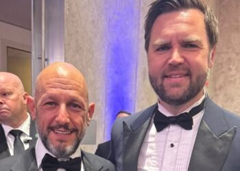 Una empresa ligada a Santiago Caputo obtuvo un contrato directo de casi USD 80 millones para el wifi escolar en todo el país