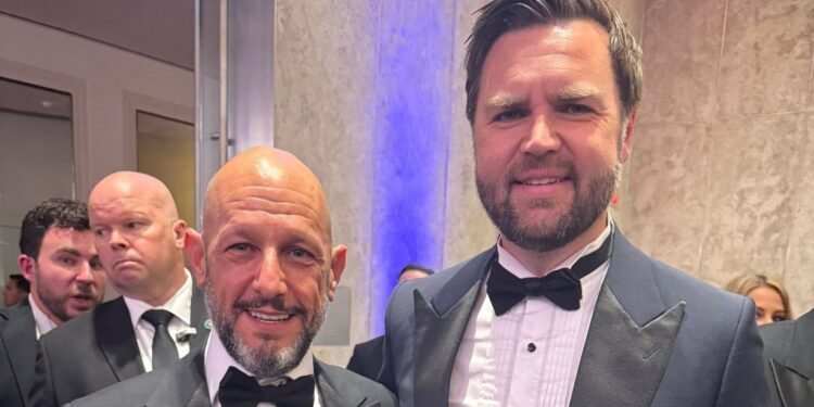 Una empresa ligada a Santiago Caputo obtuvo un contrato directo de casi USD 80 millones para el wifi escolar en todo el país