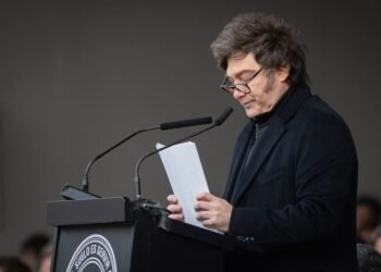 Milei pierde aprobación y crece la percepción negativa sobre la economía, pero su espacio sigue liderando en intención de voto