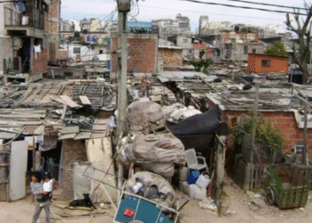 La pobreza bajó al 31,6% en el primer semestre y se ubicó en su nivel más bajo desde 2018