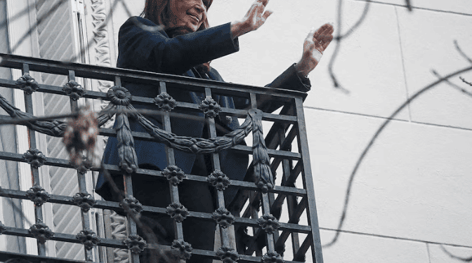 Un fiscal retiró el pedido de prisión efectiva para Cristina Kirchner, pero solicitó evaluar su lugar de detención