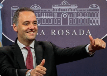 Adorni ironizó sobre el cierre de listas tras los cortes de luz