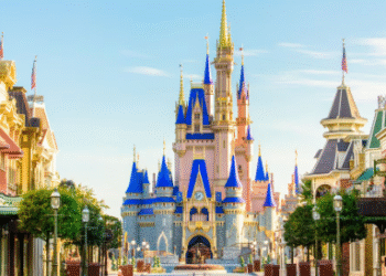 Viajar a Disney sin visa: de cuánto sería el ahorro para una familia argentina con el plan de Javier Milei