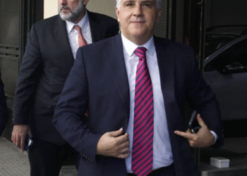 Llaryora aumenta el haber mínimo jubilatorio y otorga un bono a jubilados