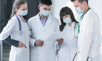 Desde hoy, las residencias médicas ya no se consideran empleo y quedan reconvertidas en becas