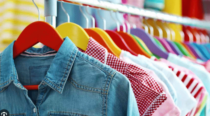 La venta local de ropa cayó 7,7%, aunque crecen las compras al exterior