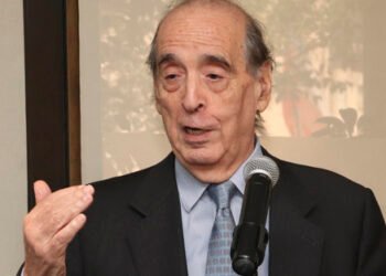 Ricardo Arriazu aseguró que el dólar no superará el techo de la banda y recomendó aprovechar el “carry trade”