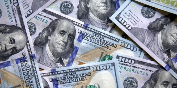 El dólar mayorista acumula una baja de casi 4 % en agosto, impulsado por tasas de interés elevadas