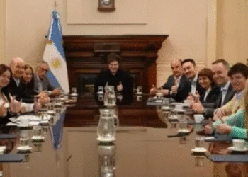 Milei almorzó y proyectó la película Homo Argentum con su Gabinete en la previa al cierre de listas