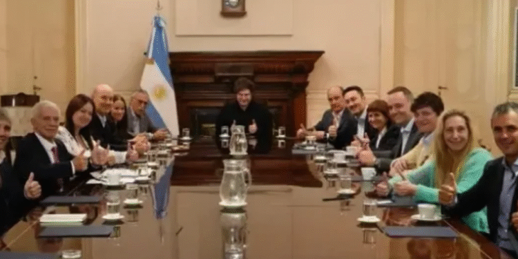 Milei almorzó y proyectó la película Homo Argentum con su Gabinete en la previa al cierre de listas