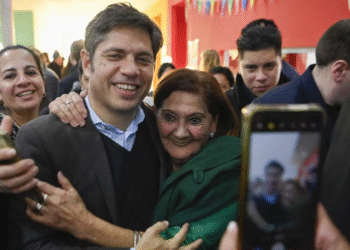 Kicillof refuerza la campaña en territorio adverso y visita un distrito clave para la interna