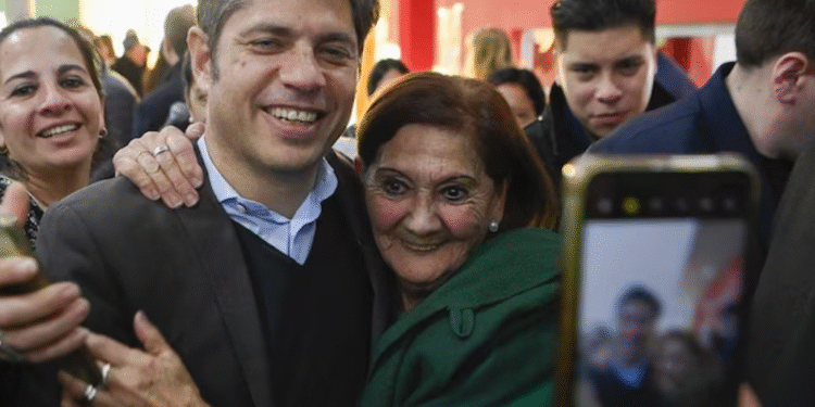 Kicillof refuerza la campaña en territorio adverso y visita un distrito clave para la interna