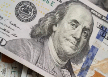 El dólar oficial revirtió la suba inicial y se valor igualó al del blue