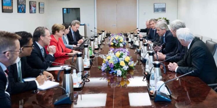 El Gobierno recibirá este lunes USD 2.000 millones del FMI y usará parte para una operación interna de deuda que suma reservas netas