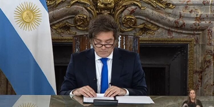 Reacciones al discurso de Milei: el oficialismo celebra y la oposición lo acusa de fanatismo fiscal